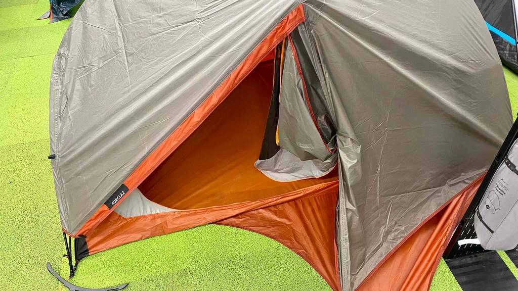Trekkingzelt von Forclaz ist geöffnet