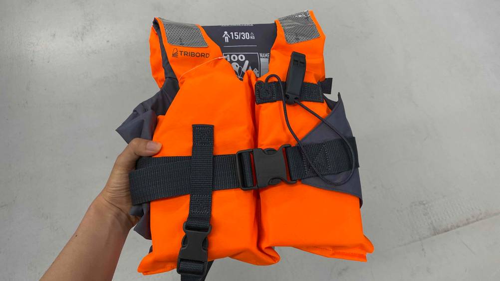 Rettungsweste-Kind wird in der Hand gehalten