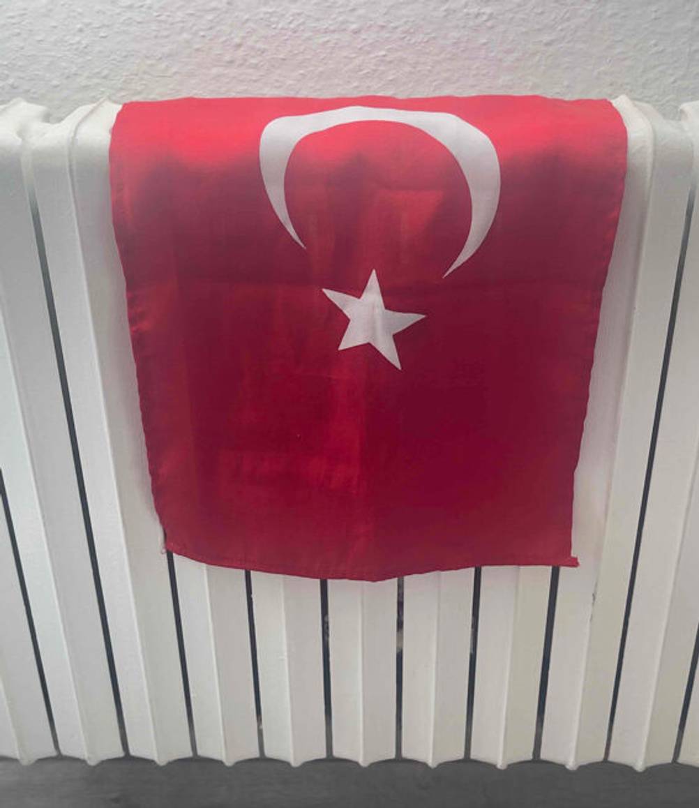 Die getestete Türkei Flagge ist über eine Heizung gelegt.