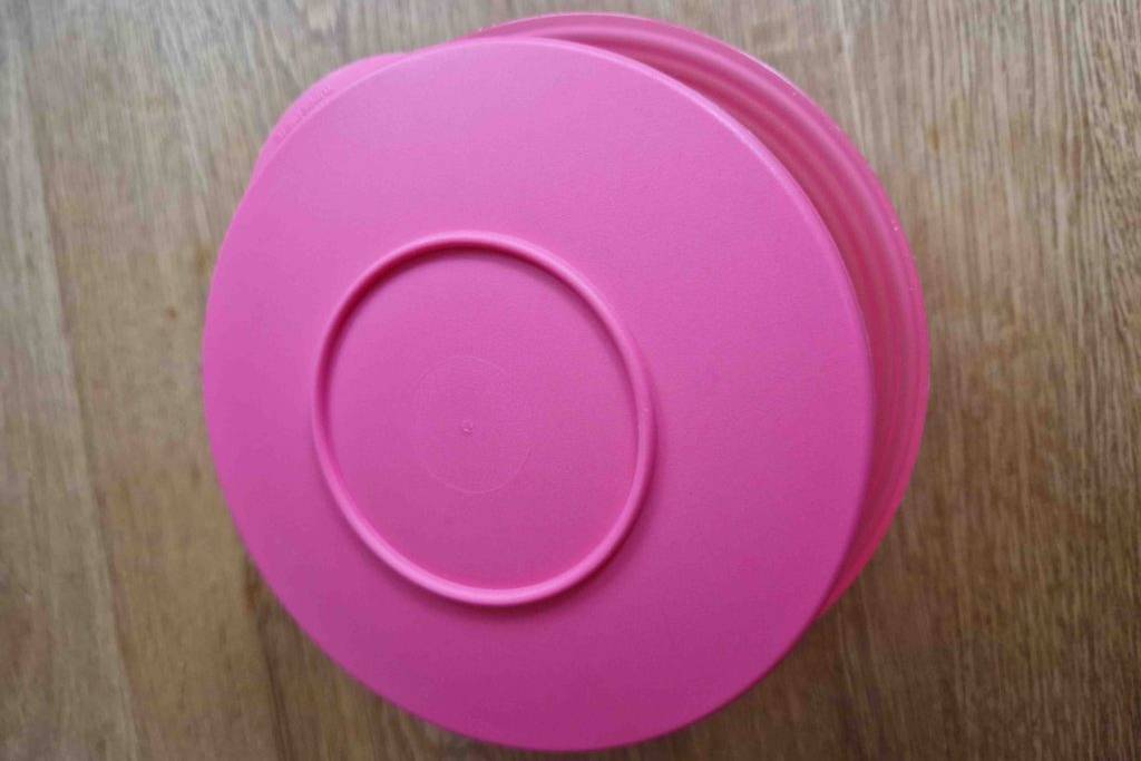 Tupperware im Test: Rosa Schüssel von oben auf einer Holzoberfläche