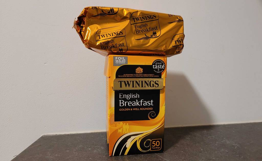 Die Verpackung des getesteten englischen Tees, worauf die Innenverpackung platziert ist.