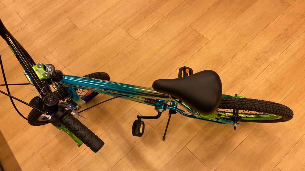 Gesamtes Kinderfahrrad von oben.