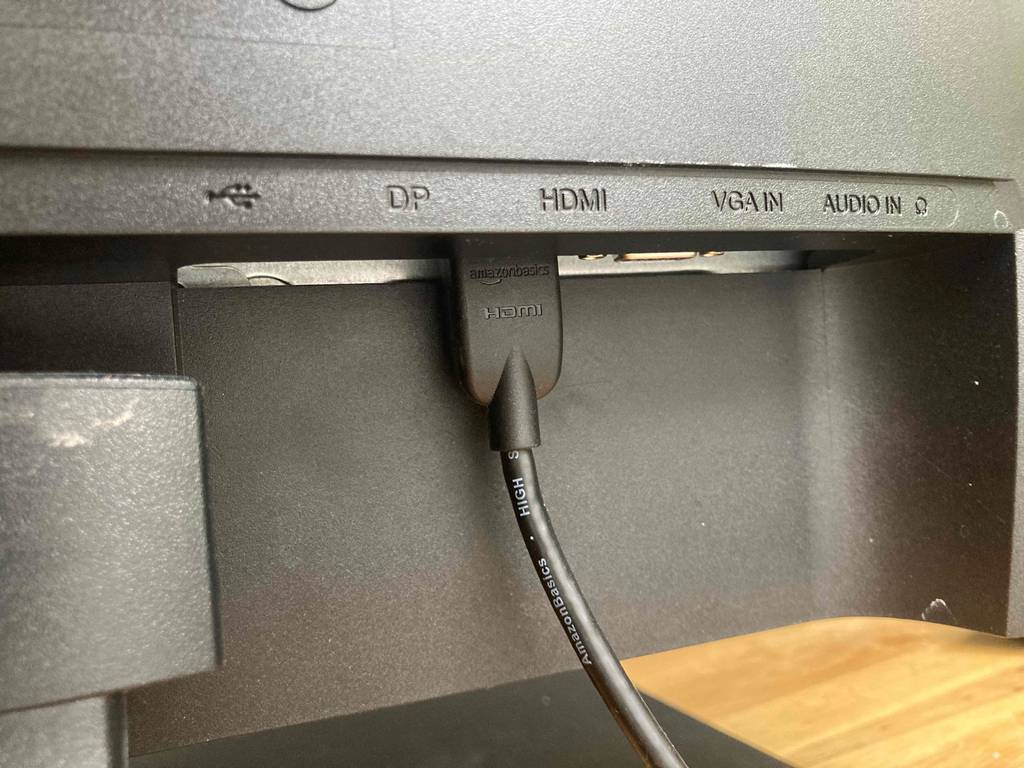 Acer-Monitor im Test: Rückseite von Acer-Monitor mit angeschlossenem HDMI-Kabel.