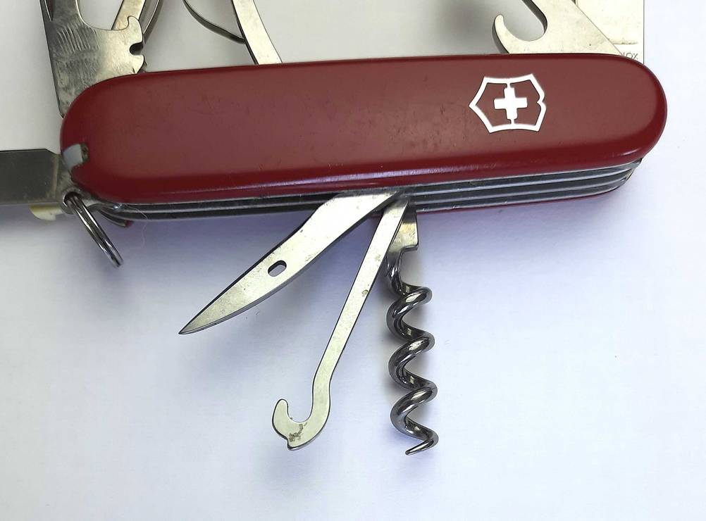 Das aufgeklappte Victorinox-Taschenmesser, das getestet wurde in Nahaufnahme.