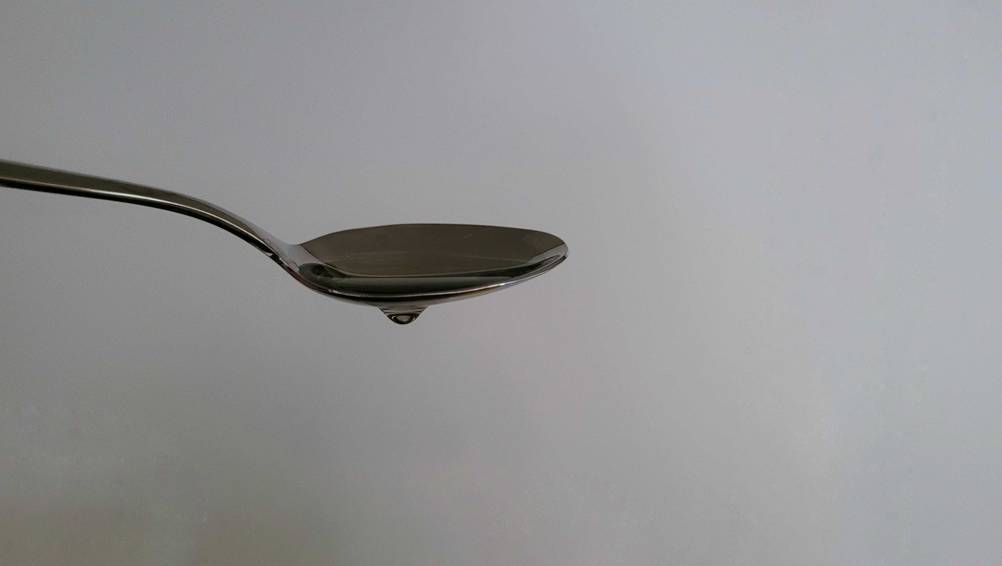 Im Test: Auf einem Löffel befindet sich Öl zum Braten.