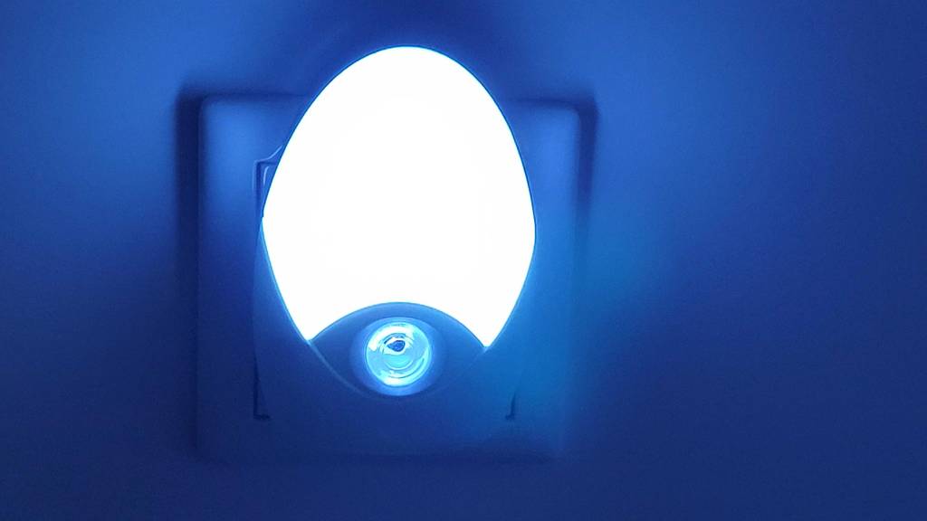 Nachtlicht-Test: eingeschaltetes Nachtlicht in einer Steckdose.