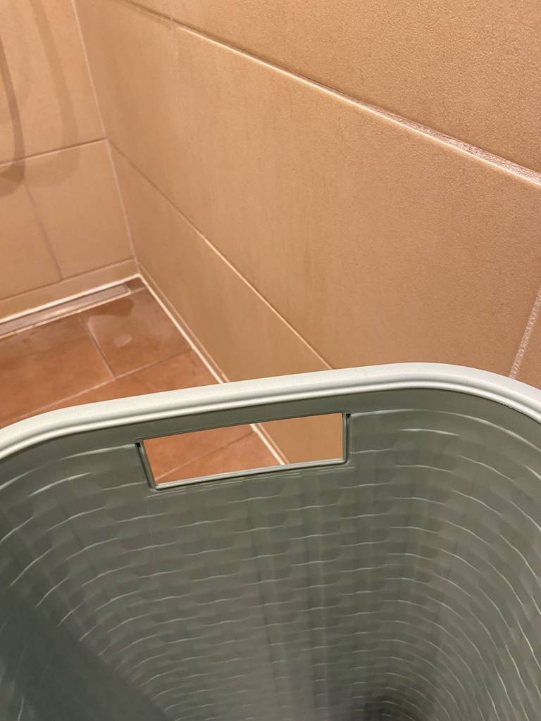 Im Test: Wäschesammler mit im Materialgeflecht eingearbeiteten Griff.