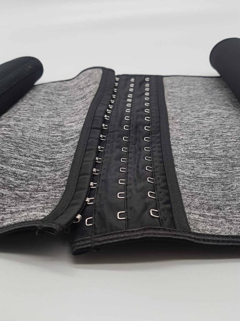 Der Verschluss eines getesteten Waist-Trainer im Fokus.