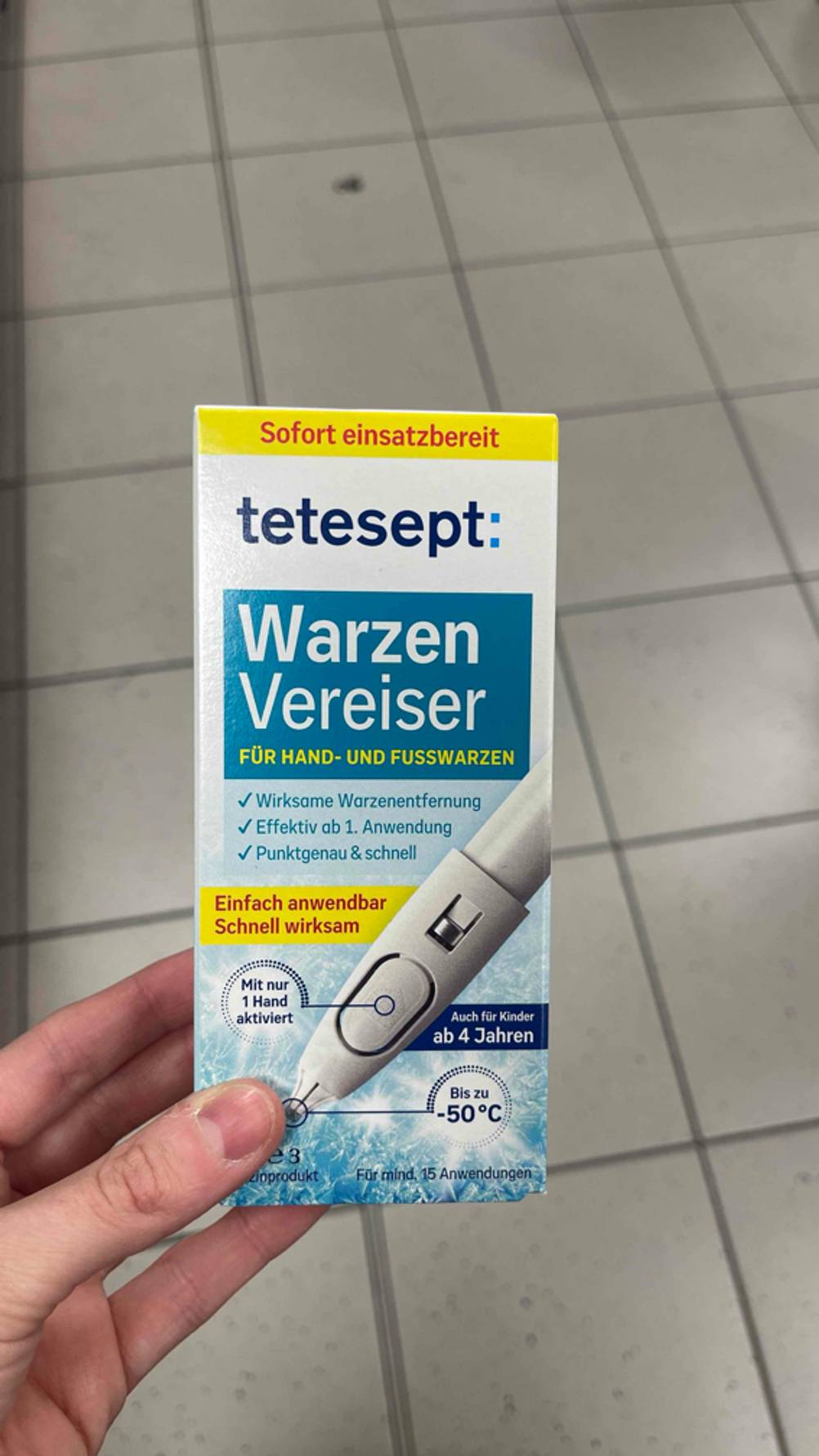 Die Verpackung des getesteten Warzenvereisers von vorn ersichtlich.