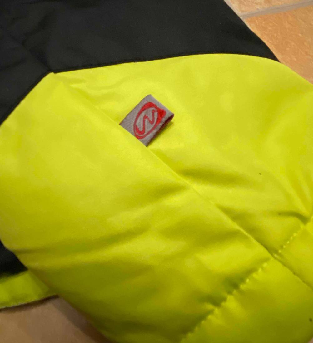 Skijacke getestet: gelber Ärmel einer Skijacke im Fokus.