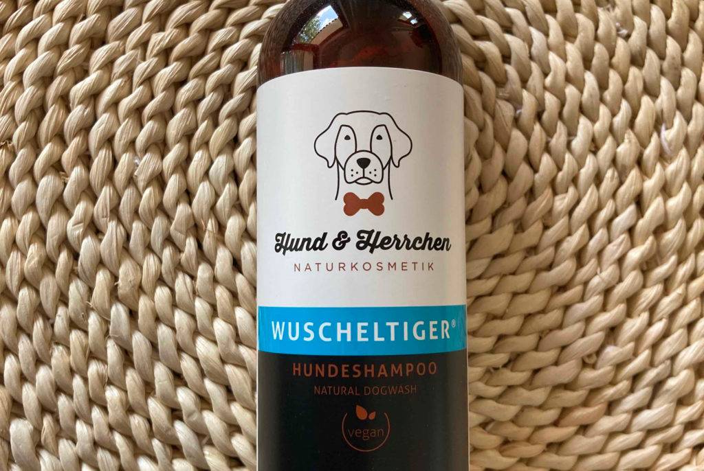 Hundeshampoo liegend von vorne