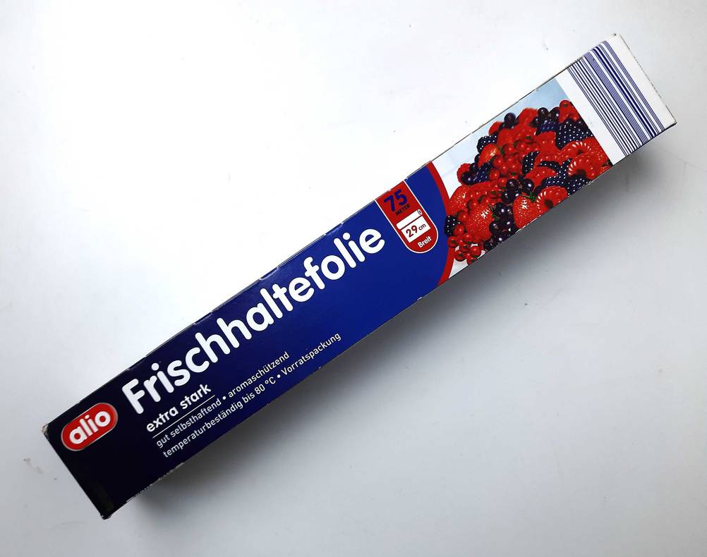 Küchenfolie-Test: Die verschlossene Küchenfolie mit 75 Metern liegt auf einer hellen Fläche.