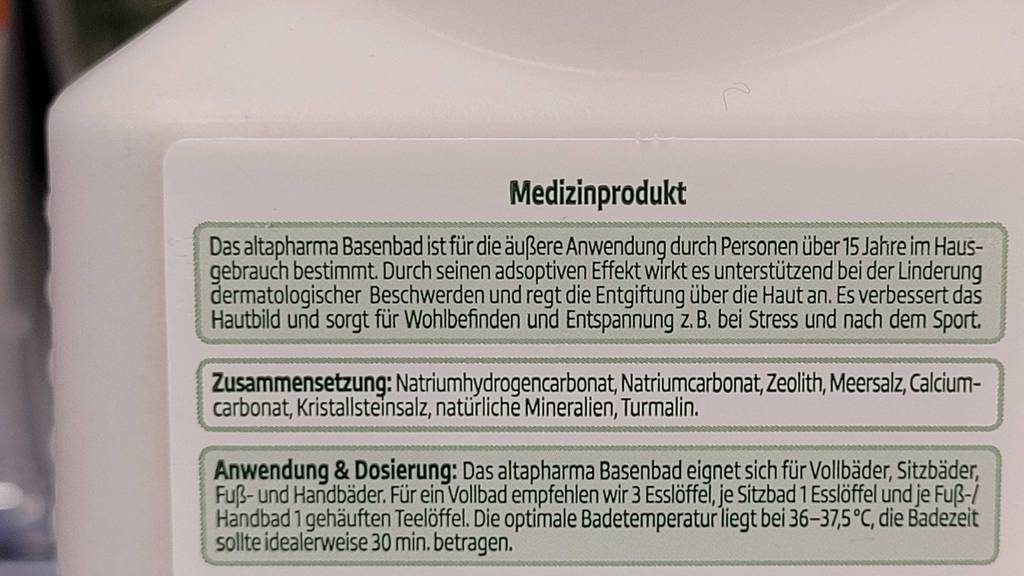 Getestet: Aufschrift mit verschiedenen Informationen zum Produkt des Basenbads in Nahaufnahme.