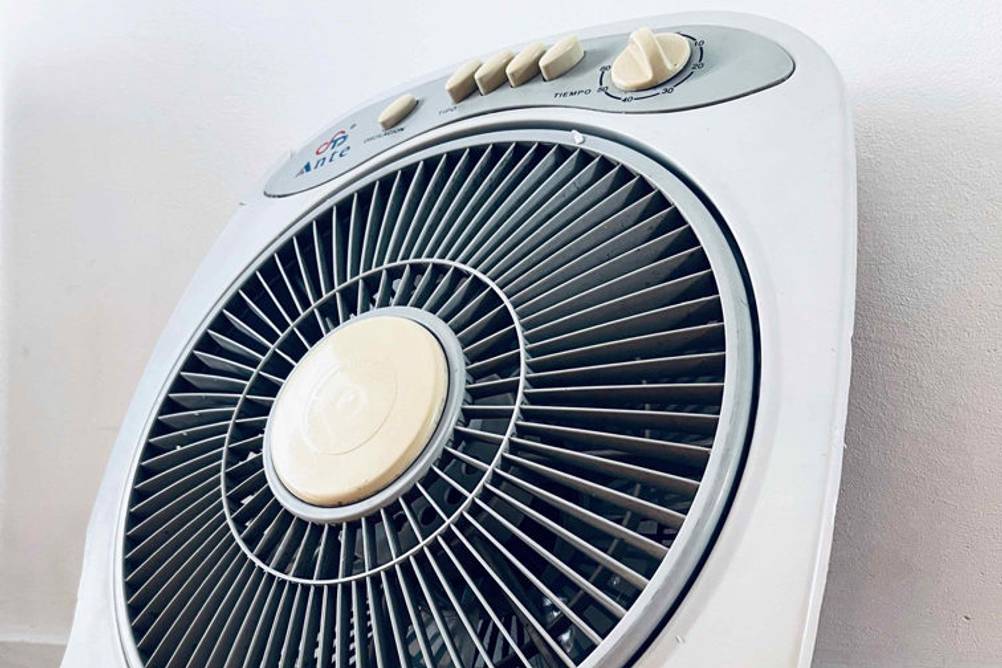Bodenventilatoren im Test: Ein Ventilator von schräg unten vor einer Wand