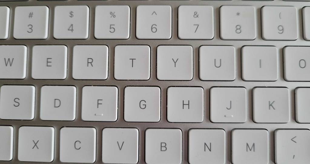 Getestete Tastatur mit weißen Tasten und grauer Beschriftung.