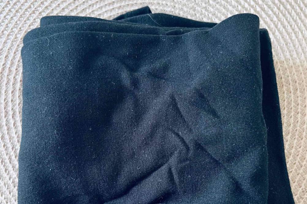 Lange Unterhose für Damen im Test: Schwarze Unterhose zusammengefaltet.