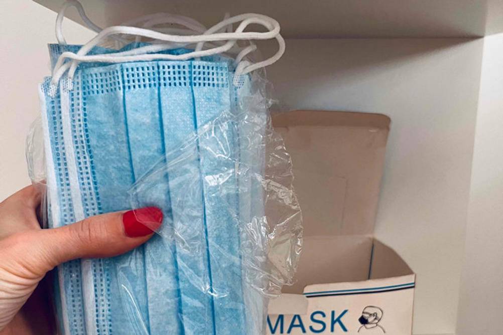 Mehrere getestete Atemschutzmasken werden in einer Hand gehalten