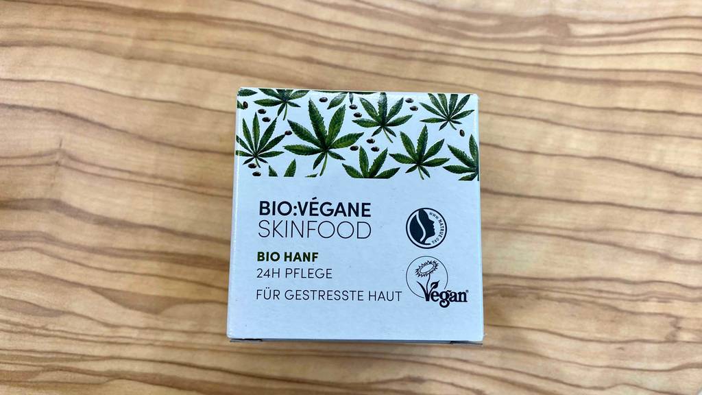 Hanfcremeverpackung auf Holzoberfläche