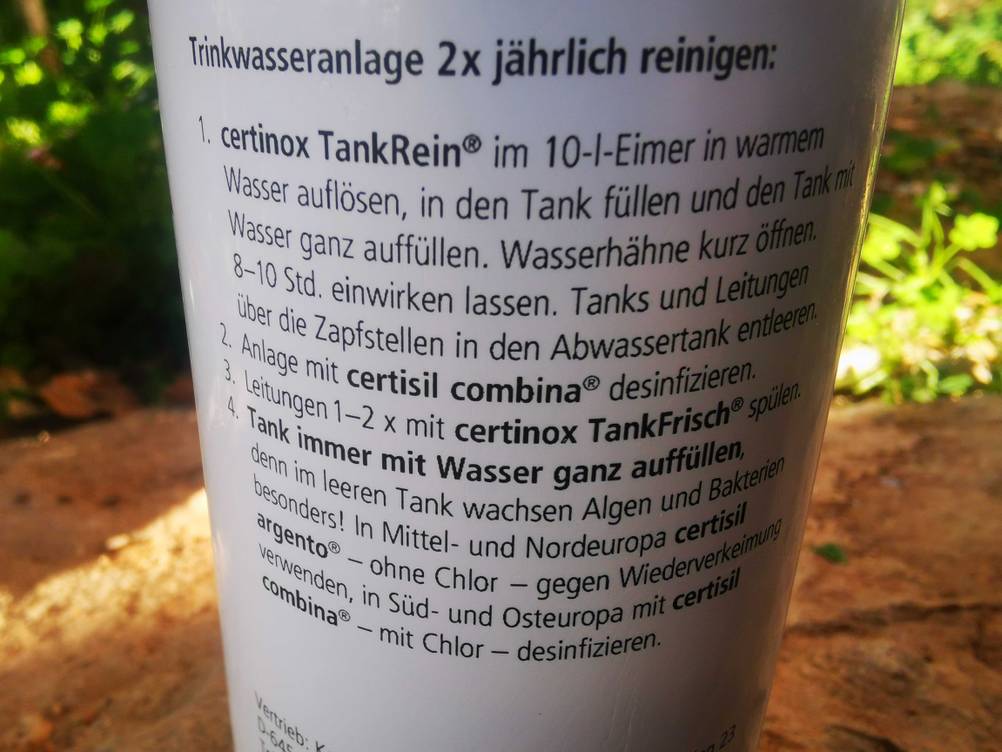 Im Test: Bedienungsanleitung auf der Rückseite einer Packung Frischwassertank-Reiniger.