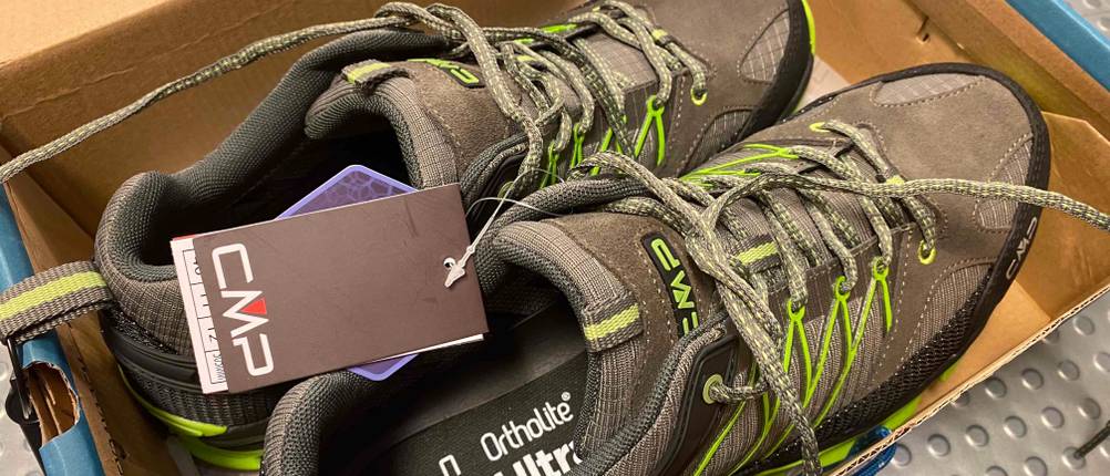Wasserdichte Schuhe für Herren im Test: Schuhe mit Etikett in einer Schachtel von oben gesehen.