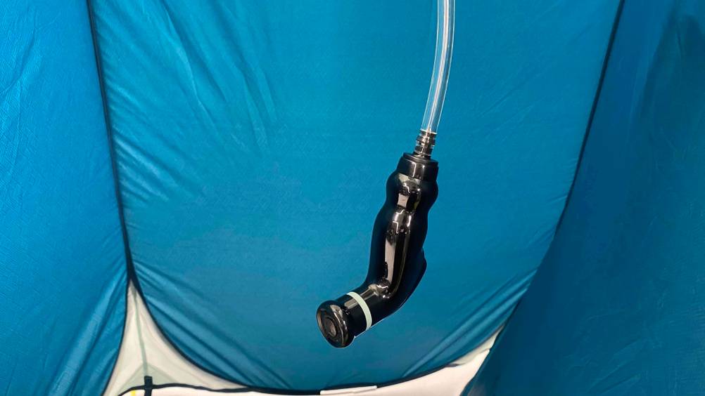 Im Test: Detailaufnahme des Duschkopfes eines Duschzeltes.