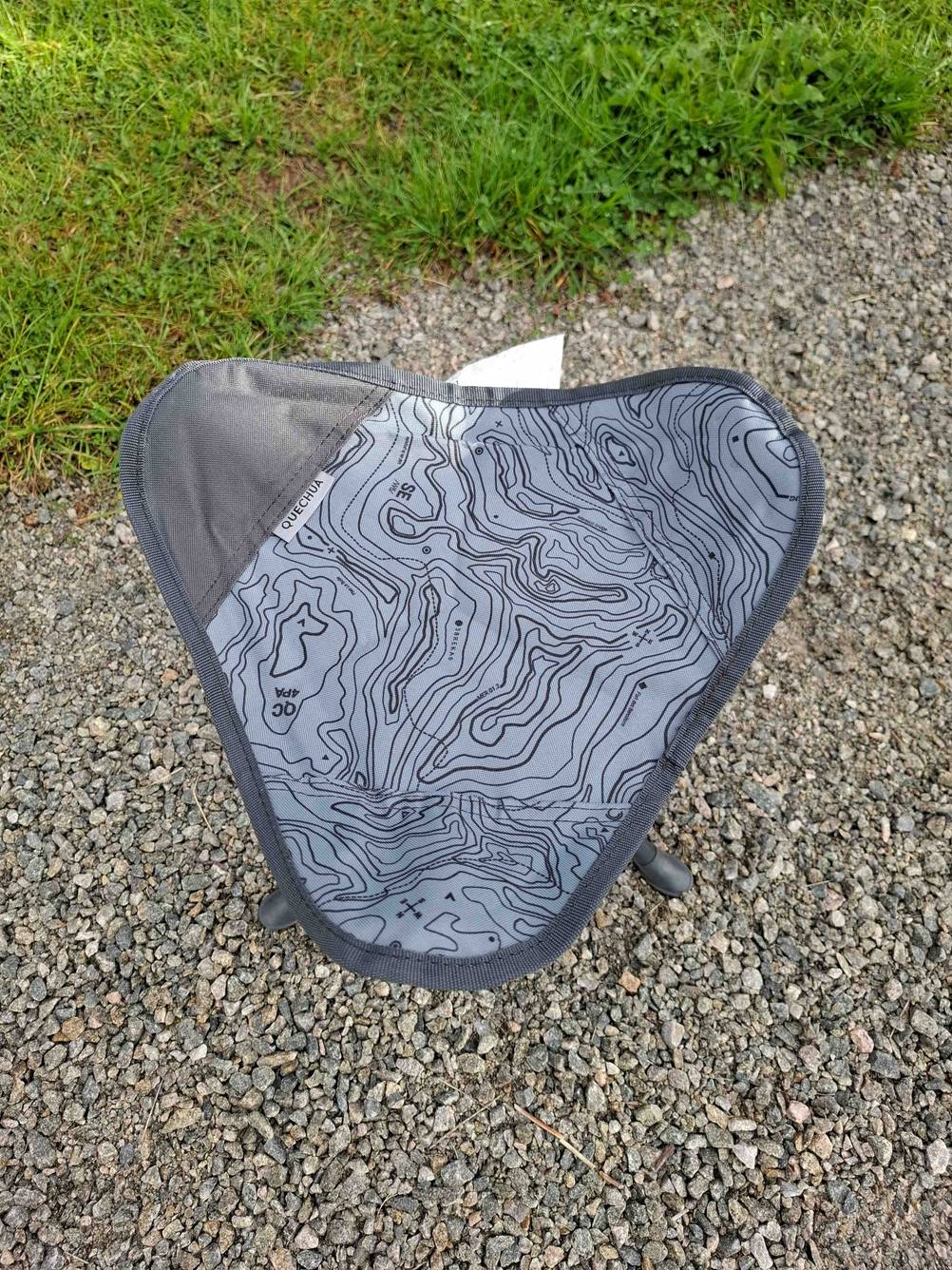 Die Sitzfläche des getesteten Dreibeinhocker im Fokus.