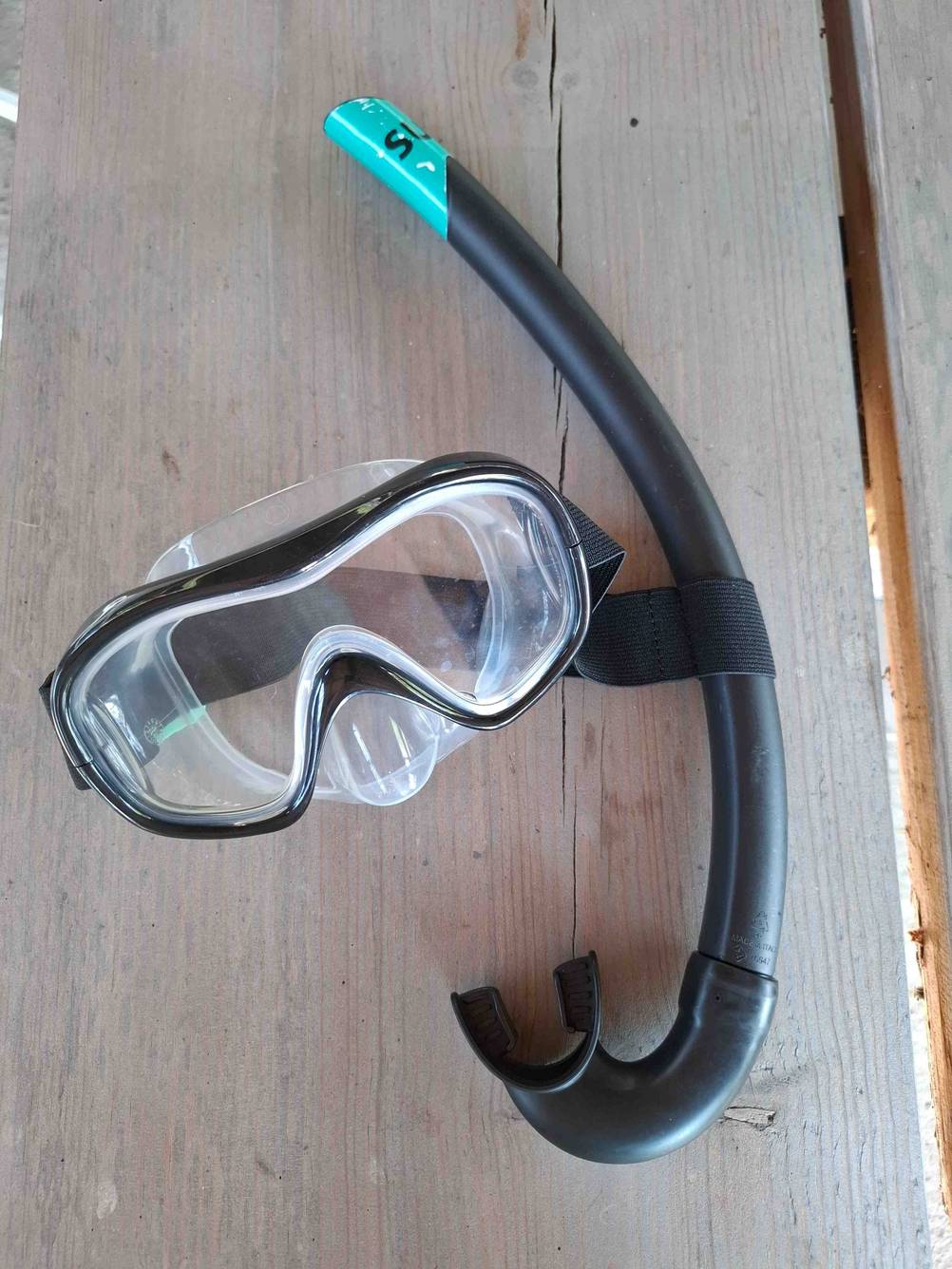 Der getestete Schwimmschnorchel ist an einer Taucherbrille befestigt.