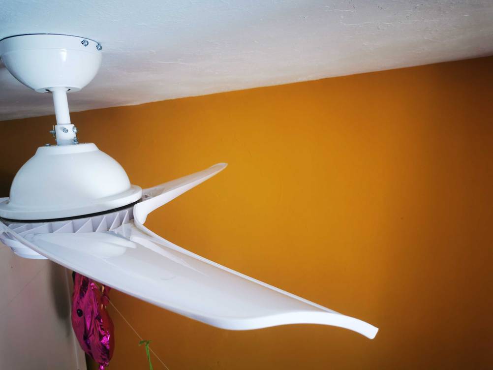 Der getestete Deckenventilator mit Lampe, der bereits fest montiert ist.