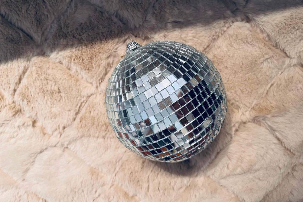 Im Test: Auf einem hellen Stoff liegt eine Discokugel für Kinder.