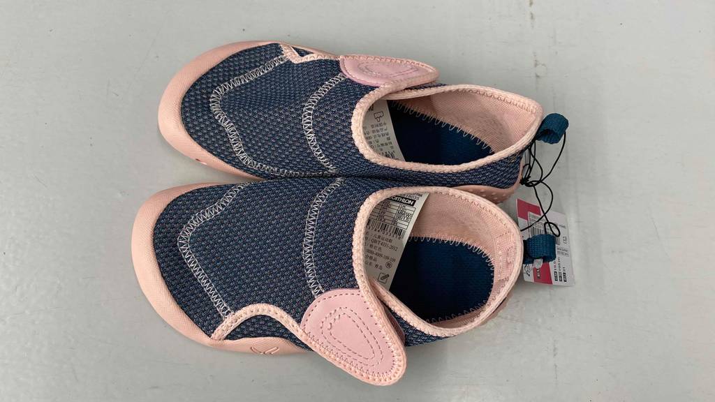 Barfußschuhe für Kinder von oben auf Boden