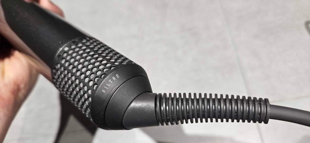 Im Test: Detailaufnahme Befestigung Stromkabel.