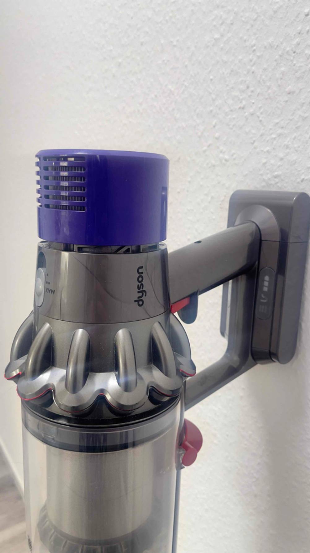 Dyson-V10-Filter-Test: Der Filter, welcher sich oben auf dem Staubsauger befindet im Fokus.