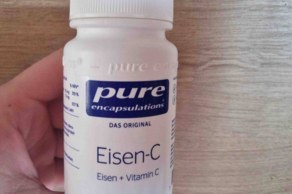 Eine Hand hält eine Dose getestetes Eisenpräparat