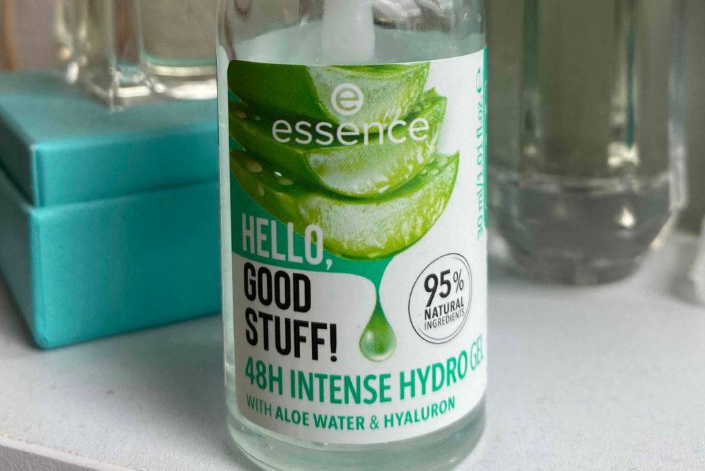 Hyaluron-Serum von Essence sehend vor Parfums.
