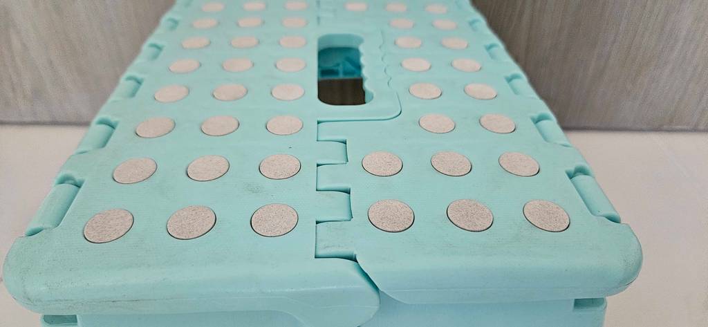 Tritthocker für Kinder im Test: Nahaufnahme Noppen auf der Trittfläche eines Tritthockers für Kinder.