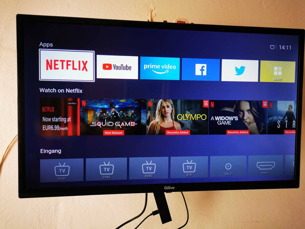 Der Fernseher bis 200 Euro im Test befindet sich eingeschaltet an einer weißen Wand.