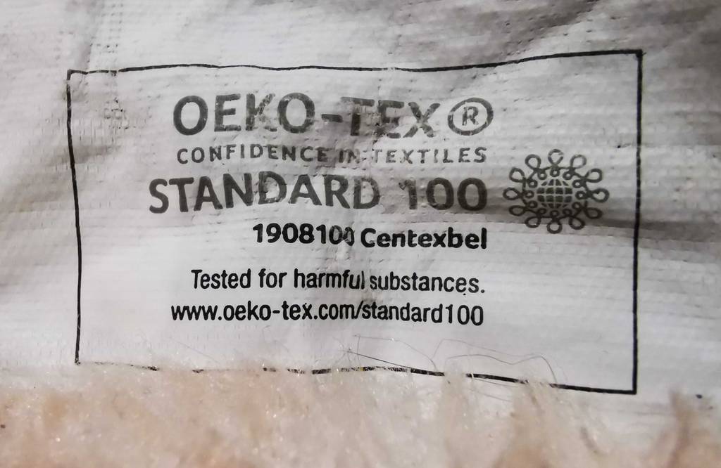 Nahaufnahme des OEKO-TEX-Etiketts auf der getesteten Fleecedecke.
