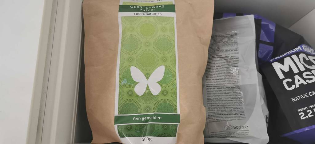 Im Test: Eine Packung Gerstengras steht neben anderen Produkten im Regal.