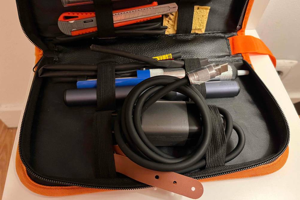 Detailansicht eines aufgeklappten Etuis inklusive getestetem Lötkolben-Set.