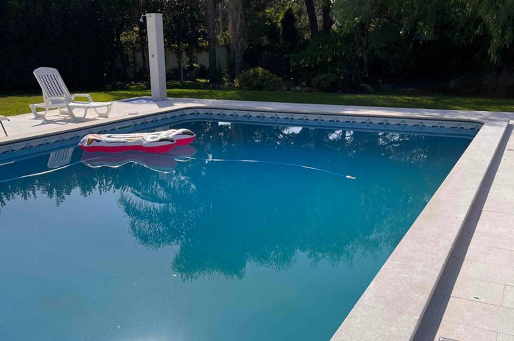 Im Test: Ein Gartenpool in dem ein Schwimmtier liegt, am Rand ein Stuhl.