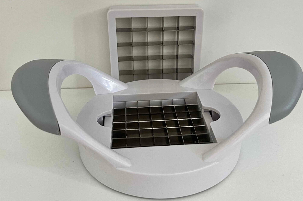 Gemüseschneider getestet: Ein Gemüseschneider und ein zusätzlicher Einsatz auf hellem Untergrund