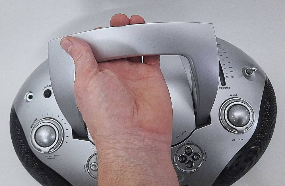 Der getestete Kassettenrecorder wird am Tragegriff angehoben.