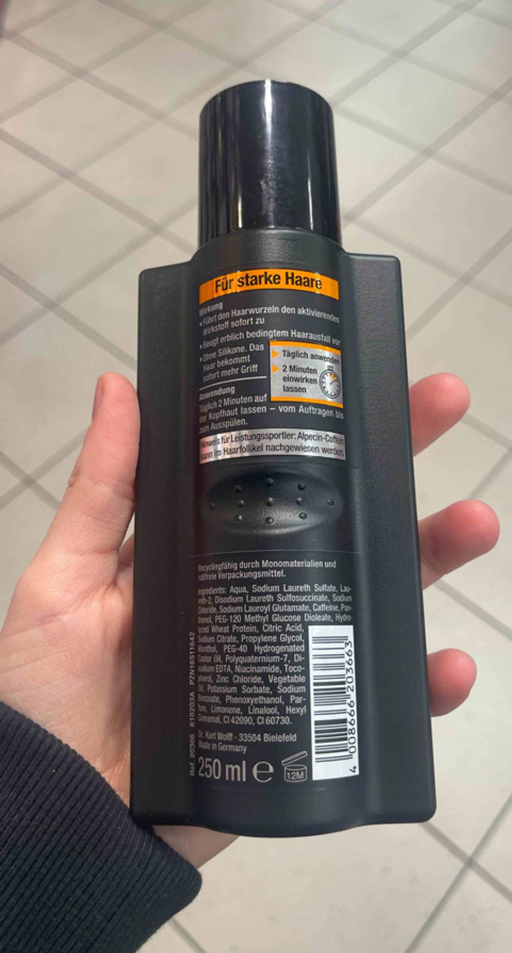Haarwachstum-Shampoo-Test: Rückseite des Flaschenkörpers mit Inhaltsstoffen und anderen Informationen.