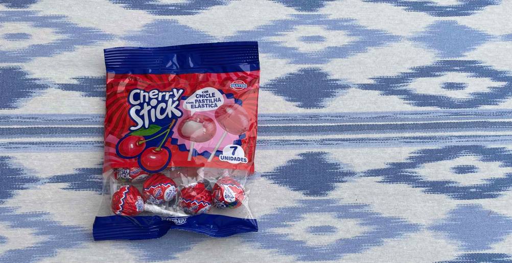 Lutscher getestet: Eine Packung auf einer blauweißen Tischdecke