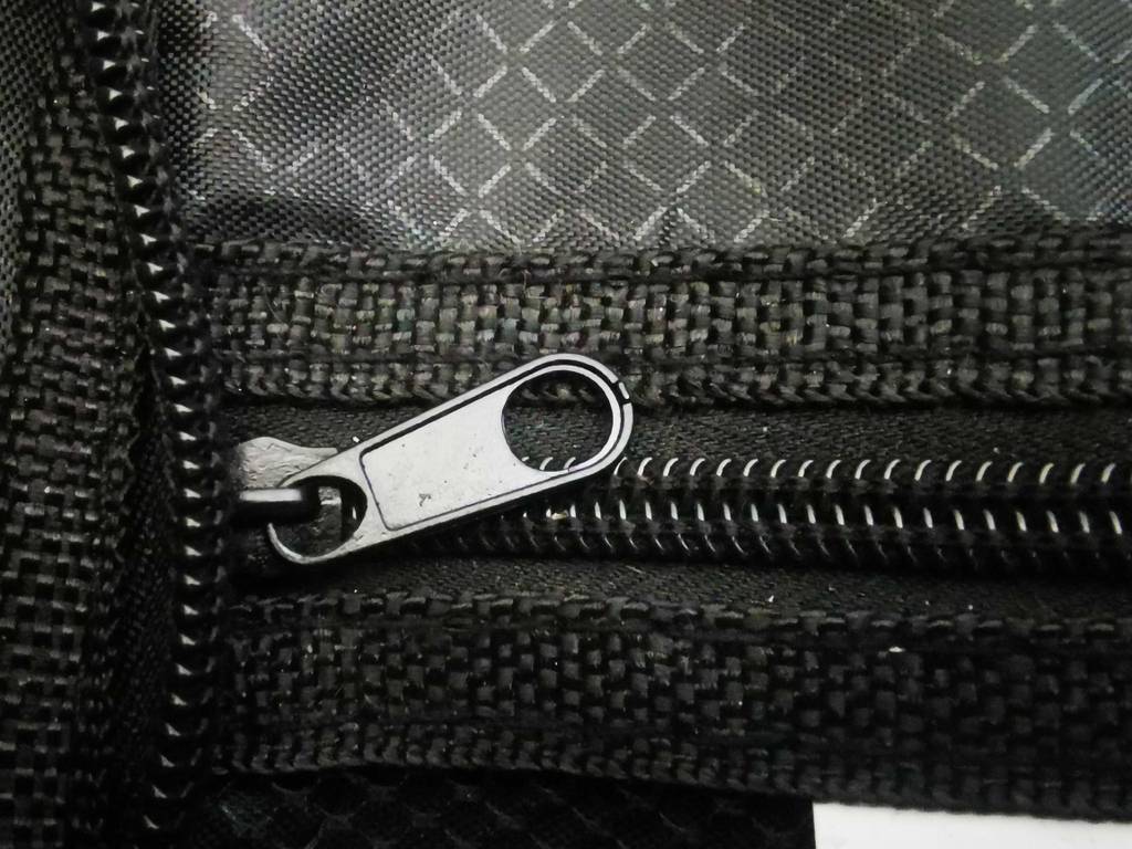 Handgepäck-Koffer im Test: Detailansicht des schwarzen Reißverschlusses im Innenraum.
