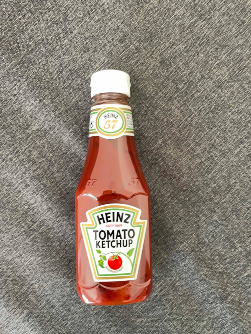 Ketchup Flasche liegend.
