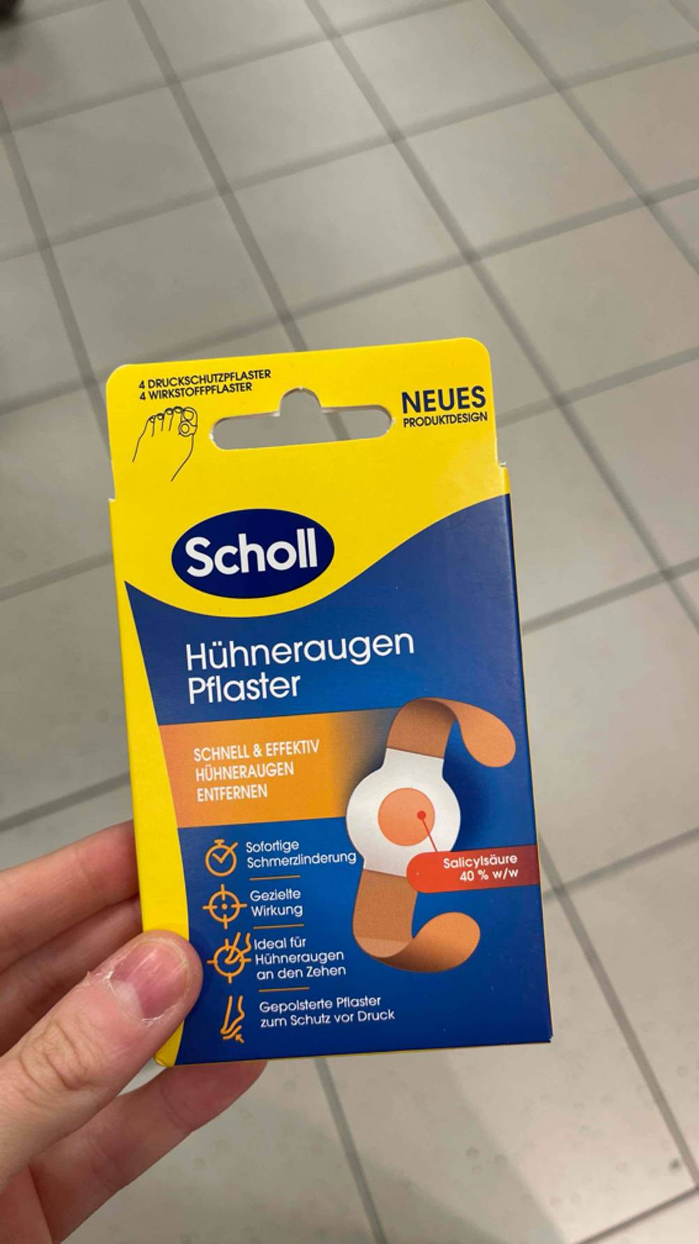 Hühneraugenpflaster-Test: Vorderseite der Verpackung mit verschiedenen Hinweisen zum Produkt.
