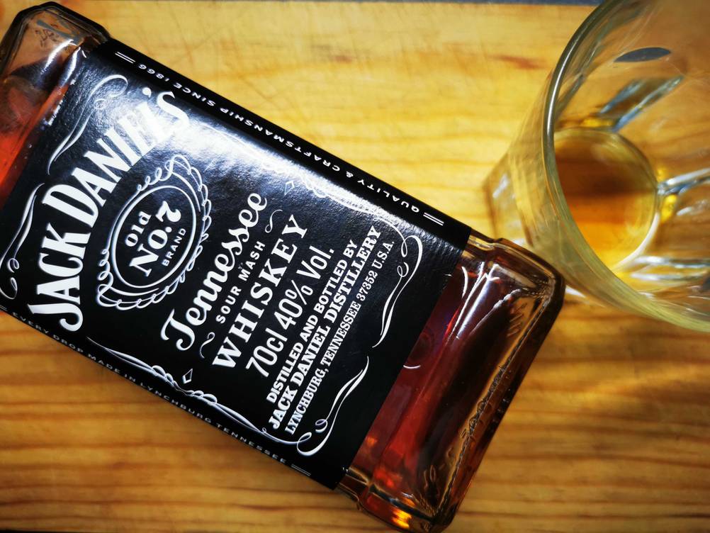 Die Flasche Jack Daniel's, die getestet wurde liegt neben einem Glas.