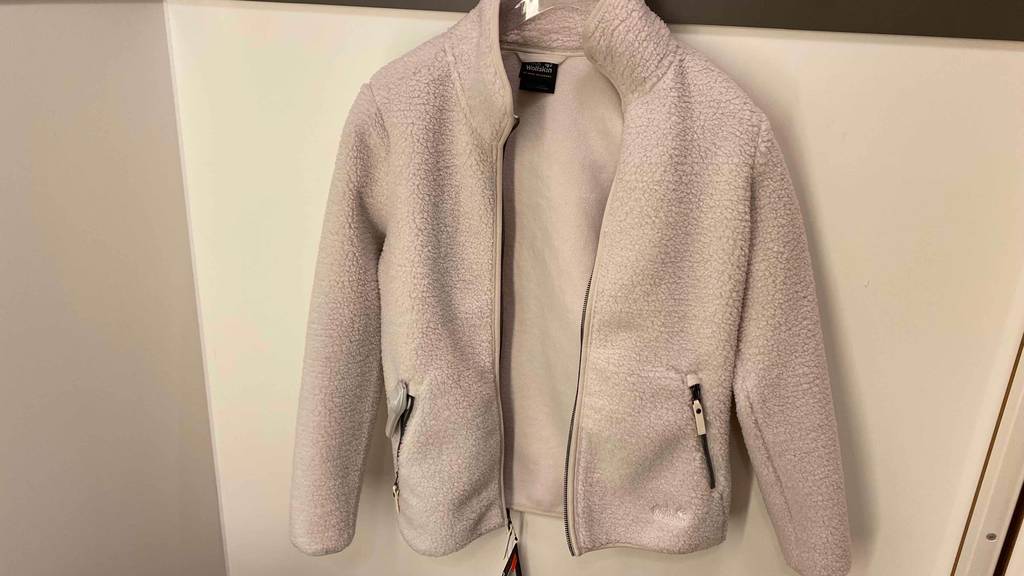 Fleecejacke-Damen-Test: Ansicht einer aufgehangenen Fleecejacke. 
