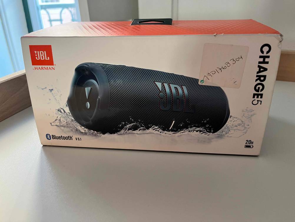 Bluetooth-Lautsprecher im Test: Eine Originalverpackung eines Bluetooth-Lautsprecher auf einem Tisch